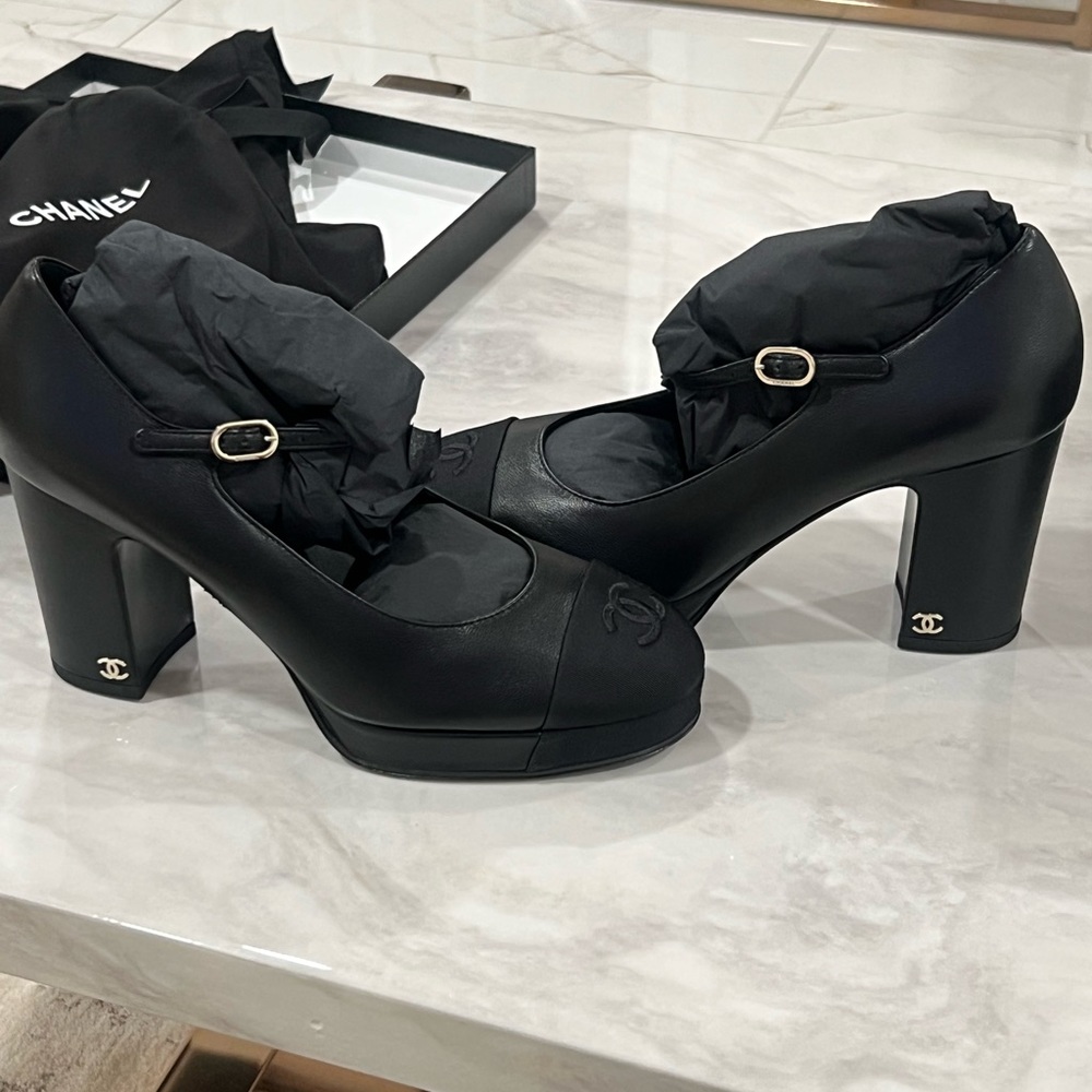 Chanel Mary Janes. Lambskin & Grosgrain
Black